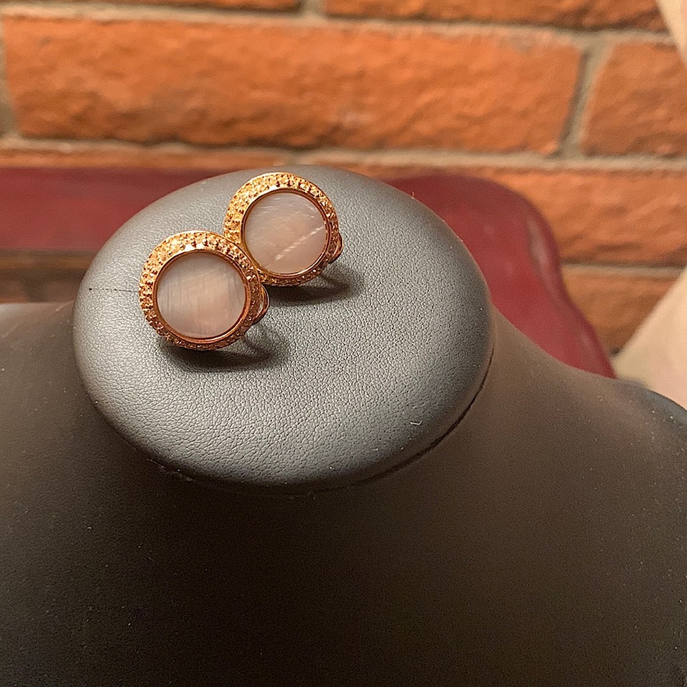 Pearl earring